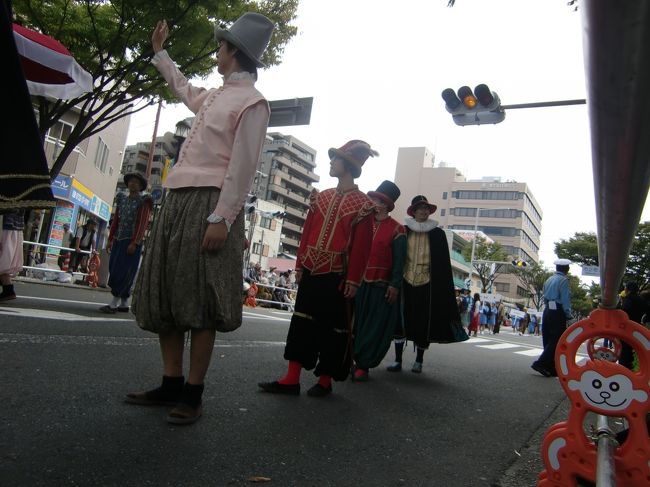 ２０１０．１０．１６〜１７．<br /><br />（１）大パレード　ＪＲ堺東駅と南海本線堺駅の間の大小路　シンボルドードを、<br />　　　南蛮衣装を着てパレード、火縄銃鉄砲隊の空砲、布団太鼓、一輪車、パトントワリング、<br />　　　マーチング・バンド：　呉自衛隊、大阪府警、堺消防隊、天理教、<br />　　　エコカー、よさこい踊りなど約５０チーム<br />（２）なんばん市　ミニステージ　ダンスなど　約２０チーム<br />（３）アジアのフード・コート　　露天商：１００軒以上<br />（４）前夜祭　茶会　自衛艦　「ひえい」の公開<br /><br />　主催：（社）堺観光コンベンション協会