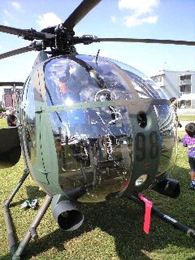 10月17日(日)は、小倉南区北方にある「陸上自衛隊第40普通科連隊小倉駐屯地」の創立54周年記念で、敷地内を一般に開放し、戦車や装甲車・陸自ヘリ等の装備品を展示してありました。 私は三十数年小倉に住んでいながら、一度も見に行ったことがなかったのですが、この日は仕事が休みであり、また、秋晴れの良いお天気ということもあって・・・ ”お千代さん”とふたりで行ってきました。 画像は展示されてある装備品ばかり、説明のコメントは・・・覚えていないので m(_ _)m しかし、この駐屯地にあるとばかり思っていた装備品の「戦車」は、大分県玖珠から大型牽引車で輸送され、「陸自ヘリ」は佐賀県からわざわざ空を飛んできたそうです。 最後に”オマケ画像”?をくっつけておきます??? 実はこの日の午前中にクール宅急便で、東京の「八丈島」の友人から”贈り物”が届いていたんです♪