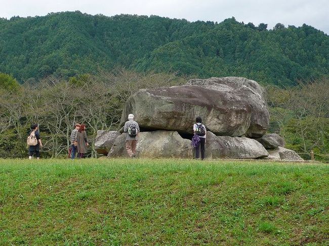 飛鳥巡りの後半はいよいよ謎の石造物群が点在する古代史の世界へ。<br /><br />飛鳥時代より前の古墳時代のことは実はほとんどわかっていません。<br />それはまぁ、記紀の記述を信用すればある程度はわかりますが、記紀は奈良時代に成立したものなので真偽は何とも・・・。<br /><br />そこで何か発掘すると、記紀にあるこのことじゃないだろうかという大発見につながります。<br />飛鳥はそんな大発見が日常的にある古代史ワンダーランドです。<br /><br />