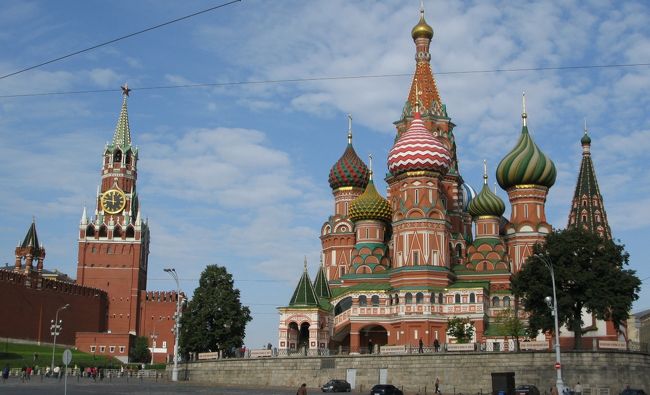 サンクトペテルブルグの旅を終え、モスクワに来ました。<br />モスクワは１泊、１日だけの観光です。<br /><br />写真は聖ワシリー寺院の裏側です。　