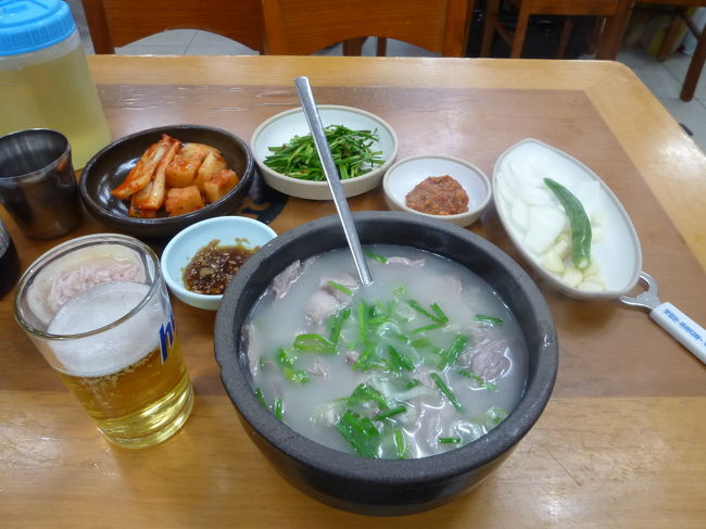 週末を利用して、韓国慶州にいってきました<br />なぜ慶州かといいますと、先週香港で食べまくったので<br />今回は、食というよりは、世界遺産系でも見ようかなと思ったからです<br /><br />約6時間南山ハイキングをした後は、釜山に移動し、テジクッパを食べ、サウナで一夜を明かします。<br /><br />1日目「月城大公園で東洋最古の天文台を見る」はこちら<br />⇒http://4travel.jp/traveler/kana225/album/10512123/<br /><br />2日目「南山で石仏巡りハイキング」はこちら<br />⇒http://4travel.jp/traveler/kana225/album/10512254/<br /><br />【行程】<br />10/16 成田～釜山～慶州<br />10/17 慶州～釜山<br />10/18 釜山～成田<br /><br />【フライト】<br />16 OCT JL 957 Y 成田 釜山 1110 1310 <br />（世一旅行社で購入したJAL割引エコノミー航空券「釜山～成田～香港～成田～釜山」KRW485,000+Tax の残り）<br />18 OCT JL 960 Y 釜山 成田 0800 1000<br />（JMB特典航空券「羽田～金浦//釜山～成田」15,000マイル+Taxの残り）<br /><br />【バス】<br />金海空港→慶州　空港バス　9,000W<br />慶州→釜山　高速バス　4,500W<br />釜山→金海空港　空港バス　5,000W<br /><br />【宿泊】<br />10/16 慶州　ハンジュホステル　ドミトリー　15,000W<br />10/17 釜山 e-レジョテル（サウナ）　8,000W