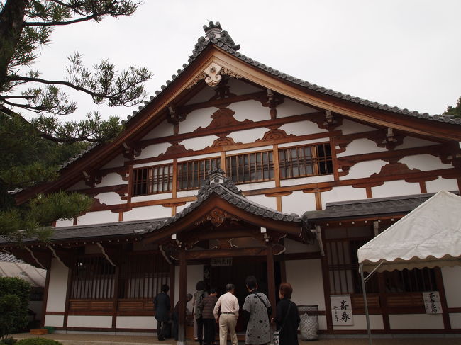 京都八幡にある臨済宗の円福寺、いつもは雲水が修行する専門道場として門を閉ざしており、内部は見ることができません。<br /><br />毎年、春（４月２０日）と秋（１０月２０日）の二回、中風のまじないの萬人講として、多くの人が訪れます。<br /><br />このときには、円福寺の内部を見ることができるばかりではなく、鎌倉時代に造られ、日本最古の木像達磨像と伝わる達磨大師坐像も開帳されます。<br /><br />円福寺、さすがは禅の修業道場、質素ながらも美しいお堂や、きれいに掃き清められている境内が迎えてくれます。<br /><br />普段の円福寺については旅行記、‘復旧なった京都八幡の流れ橋 http://4travel.jp/traveler/geru0201/album/10473537/’をご覧ください。<br /><br />【写真は、円福寺の書院です。】