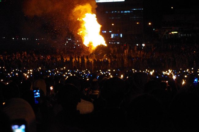 ２０１０　９月２６日　今日はエチオピアの大晦日。<br />そして各地で大きな焚き木？に火を灯すお祭りがあって首都のアディスで見学してきました。