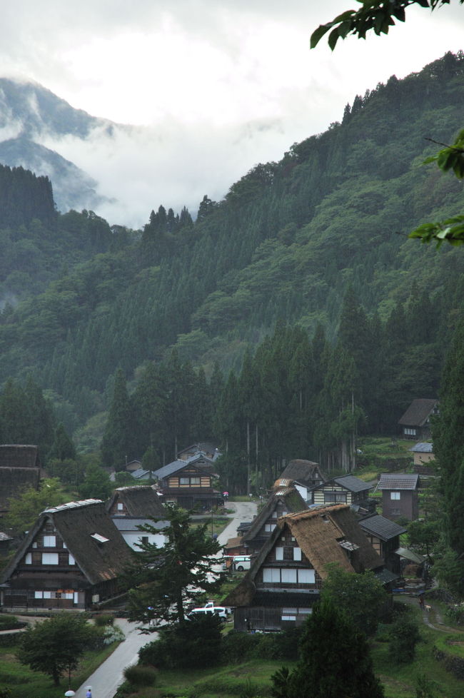 立山称名滝をあとにして、途中ドライブインで腹ごしらえ。昨日に続きこの日の昼も白海老の掻揚丼を食べてしまいました。雨模様の立山からだんだん天気も持ち直してきて晴天の高速道路を五箇山に向けて走行。「やっと天気にも恵まれた！」などと妻と話しているのも束の間。いきなりの雨。それも滝の様な大雨。今回の旅は雨に祟られっ放しでした。<br />立山ＩＣから福光ＩＣまで小一時間、五箇山相倉に到着した頃には何とか雨は上がってくれました。駐車場に車を留め合掌造りの集落へ。<br /><br />昨晩宿泊したロッジ「わがや」のご主人に教えていただいて初めて知った五箇山。合掌造りの集落といえば「白川郷」しか知りませんでした。それだけに白川郷と伴に世界遺産に登録されていたことを知り本当にびっくり。白川郷より素朴な感じでファンも多いとの話を頼りにやってきました。五箇山には相倉集落の他に菅沼集落も有ります。今回は時間の関係も有り相倉集落のみの訪問としました。降ったり止んだりする雨に翻弄されながらの旅になりました。<br /><br /><br />相倉合掌造り保存財団のＨＰ　　　 http://www.g-ainokura.com/<br />財団法人 五箇山合掌の里のＨＰ　 http://www.gokayama.jp/index.html　