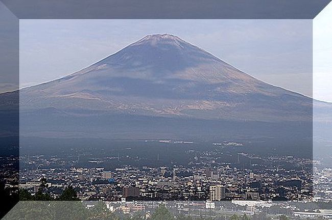 初秋箱根ドライブを一泊にて強行！！<br />ナビで高松〜淡路〜名神〜東名高速、宿の小湧園ホテルまで、片道６５０ｋｍ。<br />老人２組夫婦が休憩をとりながら、８時間〜９時間ぐらいはかかるので、土曜日夜中の１時に出発！！<br />思ったより快調に走ることができ、ＡＭ８時には富士ＩＣに到着。<br />初秋箱根は天気も良く、気温も２５度、最高の観光日和・<br />５月富士山を見ることができなかったが、今回はなんとか茶色の富士山を見ることができた。<br />感激はするのも、カメラを向け茶色の輪郭のみの富士山でまたもや残念！！<br />土曜日は箱根、芦ノ湖あたりを観光、日曜日は三島観光をして帰路につく。<br />日曜日￥１０００−高速にて滋賀県〜大阪あたりが渋滞し、高松には夜１０時に無事着いた。<br />走行距離１４５０ｋｍ・・・