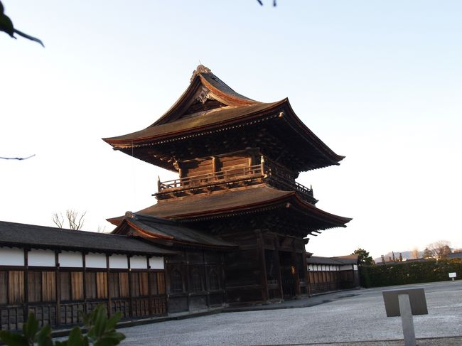 　富山県高岡市にある瑞龍寺は曹洞宗のお寺で高岡山瑞龍寺という。加賀藩二代藩主前田利長公の菩提寺である。本尊は釈迦如来である。開基は前田利常であり、開山は広山恕陽（こうざんじょよう）である。仏殿、法堂、山門の3棟が近世禅宗様建築の代表作として知られる。平成9年（1997年）に仏殿、法堂、山門の3棟が国宝になっている。<br />　あいにく、閉門後になったため山門を眺めるだけになってしまった。参拝は次回だ。<br />（表紙写真は瑞龍寺山門）