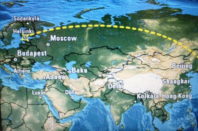 ＜はじめに＞<br />北欧の国の1つであるフィンランドは、ハブ空港のヘルシンキ空港があることから、何度かトランジットで立ち寄ったことがありました。上空から見る黄葉の景色が素晴らしく、早めに旅行したい国でした。このため、2009年に北欧旅行を計画していました。しかし、直前の思わない旅先でのアクシデントで、急遽キャンセルしました。そのリベンジの旅行になりました。今回は、フィンランドを含めスウェーデン、ノルウェーとデンマークの4カ国を巡る旅行です。<br />黄葉の時期にスポットを当てた旅行ですが、いくつかの世界遺産と、毎年ノーベル賞の授賞式が行われるスウェーデンの市長舎等の見学も楽しみの旅行です。今回の旅行で見学した世界遺産は次の2つでした。<br />①クロンボー城（デンマーク：2000年、文化遺産登録）<br />②西ノルウェー・フィヨルド群(ネーロイ・フィヨルド)(ノルウェー：2005年、自然遺産登録）<br /><br />＜旅のあらまし＞<br />10月12日(火)<br />セントレア国際空港を出発し、フィンランドのヘルシンキでEU圏に入国し、デンマーク、ノルウェーとフィンランドの４カ国を巡るツアー旅行の始まりです。<br />11時丁度発のヘルシンキ行きのフィン・エアーのAY80便でヘルシンキに向かい、15時10分に到着し、17時45分発のフィン・エアーAY667便でコペンハーゲンに向かいました。コペンハーゲン空港から近いホテルにチェックインしたのは18時半頃でした。旅行の初日は移動だけです。<br />10月13日(水)<br />昨夕到着したコペンハーゲンのホテルを9時に出発し、午前中はコペンハーゲン市内の観光、午後は自由時間でしたから、オプショナルツアーの北シェラトン島にある世界文化遺産のクロンボー城見学に参加しました。<br />午前中のコペンハーゲン市内の観光は、クリスチャンボー城、アマリエンボー宮殿とニュー・ハウン地区でした。クリスチャンボー城は、スロッツホルメン島にある宮殿です。1794年と1884年に二度の火災に遭いました。現在は迎賓館や、国会議事堂として使われている建物でした。衛兵交代儀式の出発点のお城です。<br />アマリエンボー宮殿は、クリスチャンボー城が火災に遭ったことで王族が移り住み、現在も滞在されている宮殿です。この日は女王が滞在中でしたから、クリスチャンボー城を出発した近衛兵の交代儀式を正午頃に見学することができました。<br />午後に見学したクロンボー城は、シェイクスピアの四大悲劇の1つ、『ハムレット』の舞台となったお城です。さすが世界遺産と思わせる建物や保存された絵画、什器類の数々を見学できました。<br />この日の17時、ノルウェーの首都、オスロに向けて豪華客船で出発しました。<br />10月14日(木)<br />オスロ港には朝の9時半頃に入港しました。昨日の17時にコペンハーゲンを出発し、16時間半のフェリーの旅でした。早めに起き出して日の出の写真を撮りましたが、明るくなってから太陽が見えるまでに随分と時間がかかり、途中で日の出の瞬間の撮影は諦めました。<br />オスロ港に到着後に見学したのは、フログネル公園とノルウェー国立美術館です。フログネル公園には、ノルウェーを代表する彫刻家、グスタフ・ヴィーゲランの彫刻作品だけを展示するヴィーゲラン彫刻公園があり、時間をかけてじっくりと見学することができました。公園の黄葉の景色も存分に満喫しました。国立美術館では、ノルウェーを代表する画家、ムンクの『叫び』等を鑑賞することができました。残念ながら館内の作品撮影は禁止されていました。<br />午後は、ソグネ・フィヨルド地区へ向けての長距離移動となりました。240キロを走行し、ヤイロのホテルに到着した時は陽が落ちていました。<br />10月15日(金)<br />ヤイロで泊ったホテルを8時半頃にバスで出発し、ソグネ・フィヨルド見学の出発地点のグドヴァンゲンに向かいました。昨日の行程を含めますと、ノルウェーを横断する370キロほどの長丁場です。その後に待っているのが、今回旅行のハイライトの1つ、フィヨルド・クルージングです。<br />グドヴァンゲンの波止場で、クルージングのフェリーに乗船したのが予定より遅れて12時近くでした。1時間半ほどのクルージングでしたから、この日は少し遅い昼食でしたが、ソグネ・フィールドとその支流のネーロイ・フィヨルドの景色は、時を忘れさせてくれました。ネーロイ・フィヨルドは、世界自然遺産にも登録されています。期待通りの景色の連続光景でした。<br />フィヨルド・クルージングを終えた午後、往きとは違ったコースを走ってオスロに戻りました。その途中立ち寄った木造建築のスターヴ教会は、運転手さんの厚意による予定外の見学でしたが、十分に見る価値がある建物でした。長丁場の移動でしたから、オスロのホテルには、少し遅い時間に到着しました。<br />10月16日(土)<br />ノルウェーの首都、オスロのホテルを早めの8時にバスで出発し、国境を越えたスウェーデンのカルルスタード駅に向かいました。バスで国境を越えたのは、目的地のストックホルム駅までの区間の内、オスロ近くが工事の関係で一部区間が閉鎖されていたためでした。復旧すれば、オスロからストックホルムまでは直通電車があります。<br />この日は移動だけの日でしたから、三分のほどの区間をバスで使用したことで、ノルウェーとスウェーデン国境付近の黄葉を楽しむことができました。<br />カルルスタード駅への電車の到着が遅れ、ストックホルムには1時間ほど遅れの17時頃になりました。この日泊ったストックホルム郊外のホテルは、周りの環境もよく、快適でした。<br />10月17日(日)<br />昨夕到着したストックホルムのホテルを出発し、午前中はストックホルムの市内観光でした。見学したのは、平和賞を除くノーベル賞の授賞式後、晩餐会と舞踏会が開催されるストックホルムの市庁舎、王宮を含む旧市街とローゼンタール・ガーデンです。<br />これまでにTV報道番組では見たことがあった市庁舎の『青の間』と『黄金の間』は、見応えと感慨深いものがありました。王宮を含むストックホルムの旧市街は、今後、世界文化遺産に指定されてもおかしくない佇まいでした。この日の昼食は、ローゼンタール・ガーデンの近くのカクネス・タワーと呼ばれるテレビ塔の回転展望レストランでした。このレストランからのストックホルム市内の360度パノラマは、紅葉の季節でもあり、見応えがありました。<br />この日の夕方、フィン・エアーのAY646便でヘルシンキに向かいました。<br />10月18日(月)<br />帰国便の出発は夕方でしたから、この日もフィンランドの市内見学を目いっぱい楽しむことが出来ました。11時にホテル出発でしたから、早朝の時間は、地下鉄を使ってヘルシンキの市内見学も楽しむことが出来ました。　<br />荷物を纏めてホテルをバスで出発し、見学したヘルシンキ市内の名所は、シベリウス公園、テンペリアウキオ教会とヘルシンキ大聖堂でした。テンペリアウキオ教会では、自然石をくり抜いた教会の斬新なデザインに圧倒されました。ヘルシンキ大聖堂は外観だけの見学でしたが、元老院広場に立つ、各国を代表する意匠の熊人形軍の見学を楽しみました。フィンランドを代表する大音楽家に因んで造られたシベリウス公園では、北欧最後の黄葉も楽しむことができました。<br />10月19日(火)<br />ヘルシンキ国際空港からセントレア国際空港までは、10時間弱のフライトの直行便です。随分と楽なヨーロッパ旅行です。17時15分発のAY79便で飛び立ち、順調に19日の9時頃にセントレア国際空港に到着しました。天候にも恵まれ、北欧4カ国の黄葉を大いに満喫できた旅行となりました。殊に、黄葉の時期のソグネ・フィヨルド、わけてもその支流の世界遺産、ネーロイ・フィヨルドの光景は印象に残りました。<br />また、建造物や公園でも印象に残るものが数多くありました、名前だけ挙げますと、建造物では世界遺産のクロンボー城、ストックホルムの旧市街、ノーベル賞の晩餐会が開催されるストックホルム市庁舎、自然石をくり抜いて作られたフィンランドのテンペリアウキオ教会、公園等では、彫刻群が並ぶノルウェーのフログネル公園、テレビ塔からの眺望が素晴らしいスウェーデンのローゼンダール公園、ヘルシンキのシベリウス公園等でした。<br />