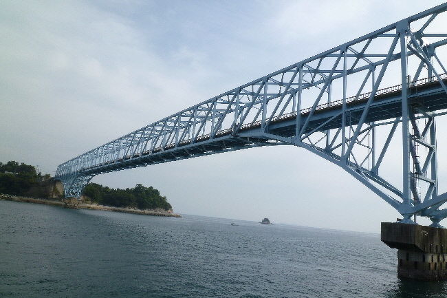 はじめて名前を知った。呉から大崎下島へ４つの島を、橋でつなぐ海道だ。すでに本四を結ぶルートは３つある。しまなみ海道の利用が多いようだが、4番目にこのとびしま海道で結ぶという。<br />今は大崎下島まで行ける。やがて上島から愛媛の大三島まで橋でつなぐらしい。そうなったら、確かに本四を結ぶ4番目のルートの完成だ。<br />行くまで知らなかった。車で最後に行けるのは御手洗の街並だ。風待ちや潮待ちに利用されていた古い館が残っている。<br />この海道に入る前に、竹原の街並もある。風情や、落ち着き感では、ここはすばらしい。<br />さらに遡って、大久野島に渡る。日露戦争のころからの軍の毒ガス製造所があった島だ。戦後までベールに閉ざされてきたが、今は休暇村があり、ウサギが走り回り、のどかな景観を見せる。修学旅行生が戦争のことを学んでいる。<br />今回は休暇村に泊まらず、湯坂温泉・加茂川荘にお世話になる。年配の「いたわりプラン」ということで格安。それなのに部屋もいい、料理もいい、スタッフもいい。貸切風呂もつく。<br />クチコミに書きたいくらいだ。