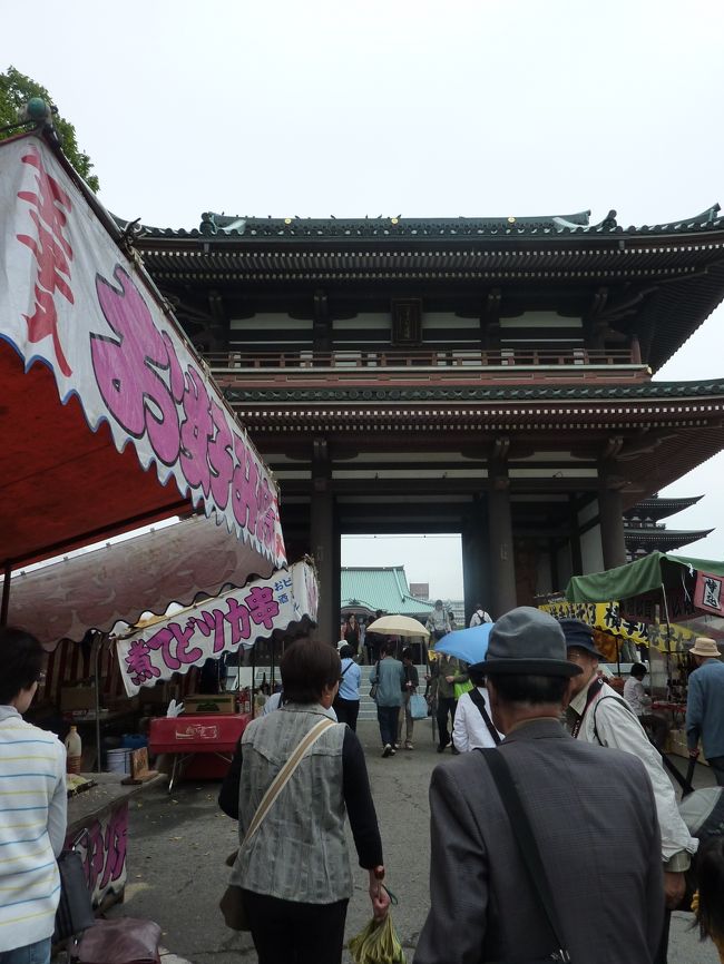 覚王山日泰寺は、どの宗派にも属していない日本で唯一の超宗派の寺院であり、各宗派（現在19宗派が参加）の管長が、三年交代で住職を務めている（ただし境内北側に設置されている僧堂は、曹洞宗が管轄している）。住職は宗派の違うお経を上げることもあるという。<br /><br />なお仏舎利は、本堂のある境内からやや離れた「奉安塔」の中に安置されている。<br /><br />境内には仏舎利を日本に寄贈したラーマ5世の像もあり、在日タイ大使は誕生日に参拝するのが習わしになっている。また在日タイ人もしばしば参拝に訪れるという・・・・Wikipediaより<br /><br />幼少の頃より、毎月２１日は弘法さんの日で、待ち遠しかった。<br />他に娯楽の少ないこともあって、小、中になっても、家族や友人と遊びに行った。<br /><br />お目当ては、縁日。<br />寺のメインストリートの両側に、膨大な数の露天が立ち並ぶ様は圧巻。<br /><br />しばらく足が遠のいておりましたが、お嫁さんと孫とで遊びに行ってみました。<br /><br />