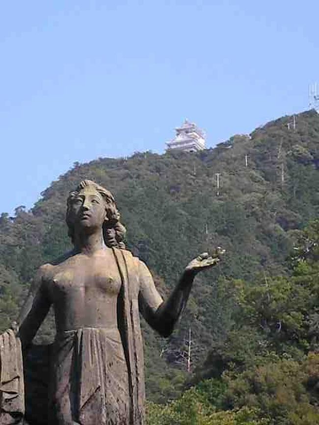 岐阜城へ行って来ました。　はじめ、登山を試みたんですが、注意書きがあまりにも怖くて、用心してロープウェーで往復しましたが、お土産屋さんのおじさんの話では、おじさんの小学１年生の孫娘でも登れる位で、原生林に囲まれたとても素敵なハイキングコースだったとのこと。片道４０分って言ってたかな？　お城自体は復元天守だし、史料展示室もレプリカほとんどだし、強いて言うなら、忍者の武器や火縄銃なんかが面白かったくらいで、そこまで見所なし。やっぱり、ここの売りは、「原生林に囲まれた岩山」ということですね。下の方では信長公の御殿の発掘調査が行われていました。ルイス・フロイスが絶賛したという当時の贅沢をつくせりの大御殿。いつか、復元される日もくるんでしょうか？　ちなみに資料館でかかっていたビデオでは多分この像だと思いますが、手のひらにお城がのるようなショットで撮れていたんですが、トライしましたが、無念、うまく撮れず。