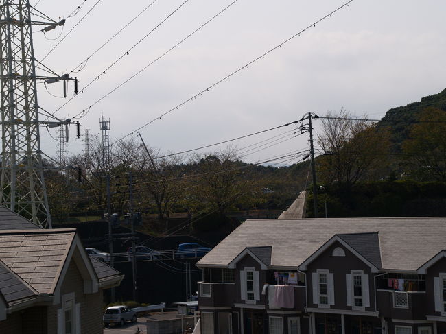 　長崎県諌早市には船越町や小船越町の町名が残り、かつては大村湾と有明海の間は船を引いて越えていたのだ。諌早市郷土館に寄って尋ねてみた。江戸時代には大村湾と有明海の間を舟を引いた文書が多く残っているそうだ。諫早湾も今日ほどは干拓されておらず、船越町は諫早湾岸の町だったのだろう。東大川と本明川の間に小船越町がある。小船越町は御館山裾に広がる町で文字通り小船をひいたのであろう。本明川も今日では堰があり、航行の妨げとなっているが、昔はなかったのであろう。御館山の北を通る長崎街道には貝津小船越名の町名もあるが、御館山の南を通る長崎本線沿いに小船越町を通るのであろうか。あるいは、もっと南、上山南裾の島原街道沿いの小川を下って船越町に出ていたのか。上山公園南側には貴船神社があるのが尤もらしい。問題はどの時代まで遡るかだ。<br />（表紙写真は諫早文化会館グランド手前）