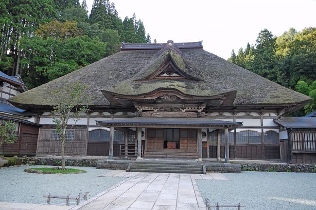 今回の旅の大きな目的は昨年の旅でお世話になったMさんとSさんに会うことと，もう一度矢島の町をみてまわることだった．今回は10/10の休日の午後でもあり，静かなたたづまいであった．湯沢市院内まで往復したために矢島の見学時間は限られたもののになってしまったが，また「由利ひな街道」の時期にもう一回は来るだろうと考えて，去年には立ち寄らなかった龍源寺，八森城址，佐藤正忠旧家，土田家住宅などを訪ねた．ひなびた歴史ある町の風格ある寺，戊辰戦争で焼けてしまった城跡，中級武士の家，なんと17世紀の農家（重文）など，静かな歴史を知ることができた．途中から大雨になってしまったため，早々に引き上げたのが惜しい．もう少しゆっくり見学したかった．なお以前本当にお世話になった旅行記は，羽後本荘出張旅行2-矢島 春はゆりでひなめぐり」http://4travel.jp/traveler/suomita/album/10318616/．春先の雨の日だったが心温まる旅だった．また矢島の歴史などではhttp://www.city.yurihonjo.akita.jp/yashima/kinenkan/index.htmがとても良くできている．<br />小さな町だが，誇れる郷土を持っていることを強く感じさせるよいHPだ．