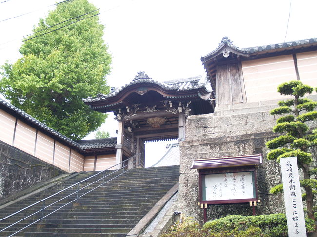 長崎市東小島町にある正覚寺は浄土真宗仏光派のお寺で光寿山正覚寺という。創建は慶長9年(1604年)で、開基は僧道智である。道智は文禄3年(1594年)、仏教の再興のため長崎の鍛冶屋町付近に拠点を構え布教活動を始めるが、当時、長崎はキリシタンの全盛期で仏教徒への脅迫、投石、さらには井戸に毒薬を混ぜるなどの行為があって布教活動はなかなかうまくいかず危険がおよぶこともあった。正覚寺という布教活動の拠点ができると、慶長9年(1604年)道智は立山の「山のサンタマリア教会」と翌10年(1605年)には舟津村(現 本蓮寺)の「サン・ジョアン・パプチスタ教会」の信徒らと宗論を戦わす。こうした行為はキリシタンへの挑戦でもあり、キリシタンから憎悪を持たれるようになる。慶長12年(1607年)にキリシタンのより正覚寺は放火され全焼し、一時は、伊良林郷(現・浄安寺付近)地の再建する。次第に仏教再興のために多くの僧が長崎に入り出した。慶長19年(1614年)にキリシタン禁教令が発布すると、キリシタンの勢力も衰え、多年にわたる道智の活躍が実を結ぶことになり幕府から絶大な恩賞を受けた。 元和4年(1618年)に正覚寺は新橋町の地へ移転するが、寛永7年(1630年)に 本古川町からの出火で類焼し、延宝4年(1676年)には境内狭溢を理由に、現在地である小島郷に移転した。門前からは長崎茂木街道が始まる。長崎市矢上町にも曹洞宗のお寺で正覚寺がある。 正覚寺は路面電車の行き先になっており、油屋町に長崎電気軌道本線の正覚寺下電停がある。長崎市内には2社14寺あるといわれている。江戸時代には長崎奉行が置かれたが、10万石の格式があった。その寺社を巡る最初がここ正覚寺である。(表紙写真は正覚寺山門)