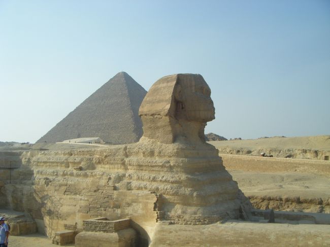 遥かなるエジプト周遊8日間の2日目-2（2010.09.20）<br />ラムセス2世とエジプトの空に会いに行く、２回目のエジプト旅行です。<br /><br />８日間のツアーの２日目、その２<br /><br />⇒ギザ⇒ナイル川ディナークルーズ<br /><br />本当はギザからの観光だったけど、霧？ガス？で、ピラミッドが見えにくいので、最後になりました。この季節の午前中はいつもそうみたいです。<br /><br />☆わたし的には『太陽の船博物館』が特に楽しかった！