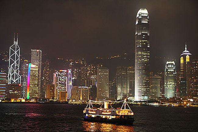 香港なんて夜景しかないだろ？<br />ってのは、自分の無知なのだろうけれど、<br />べつにブランド品を買いあさるつもりはないし、<br />高いカネを払って満漢全席を食うつもりもないから、<br />きれいな夜景が見られれば、それでOK。