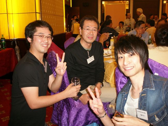 ２０１０年１０月２３日（土）１８：００、景城大酒店にて行われた福州市日本企業会１０月度定例会に参加しました。<br /><br />当日は雨が降る中約８０名が参加、歌や演奏、手品を見ながら会員同士交流しました。<br /><br />写真は企業会を盛り上げる為にどうしたらいいか真剣にミーティングをしていた３人さん<br /><br />左から<br /><br />新任幹事の亜才信息技術（福州）発展有限公司　伊藤耕介さん<br />企業会副会長の東北理光（福州）印刷設備　小関和宏総経理<br />亜才信息技術（福州）発展有限公司　佐藤　祐さん<br /><br />新企画楽しみにしております！笑