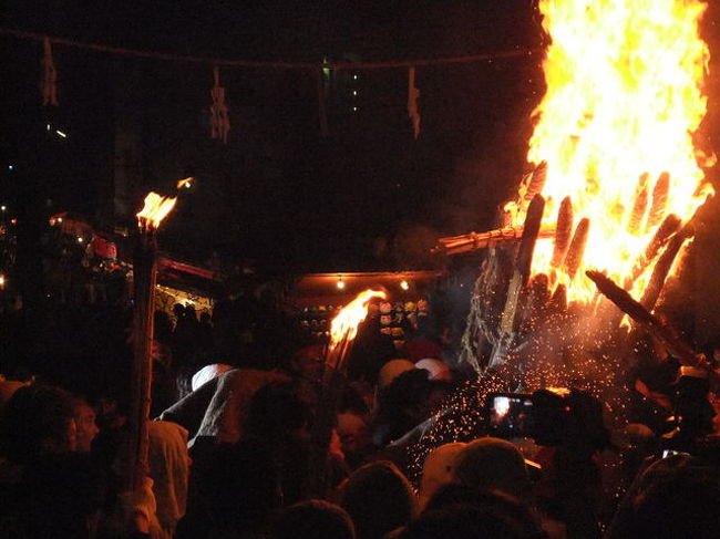 お手火神事。 <br />無病息災を願って、 <br />福山市鞆町の沼名前（ぬまくま）神社で行われる。 <br />「那智の火祭り」(和歌山・熊野那智大社)、 <br />「鞍馬の火祭り」(京都・由岐神社)、 <br />とならび日本三大火祭りの一つと言われている。 <br />長さ４ｍ、重さ２００キロの“お手火（たいまつ）”を <br />水をかぶりながら氏子が参道から石段４５段上の神社へ担ぎのぼる。 <br />参拝客の目の前で繰り広げられる <br />熱気とお手火の炎は圧巻!!!!!! <br />