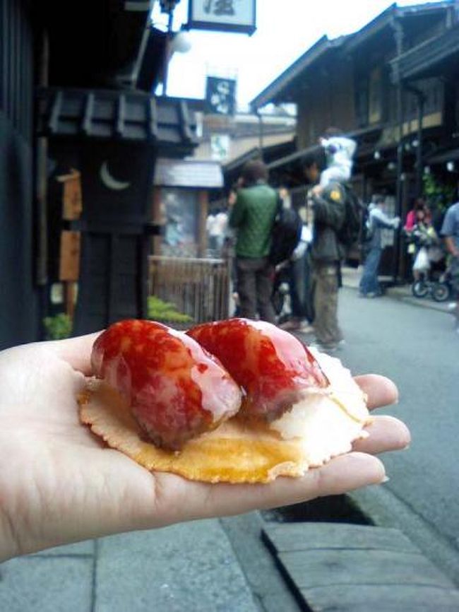【飛騨高山*1日目*】<br />愛犬と一緒にさんまちを食べ歩き。<br />デジイチもコンデジもバッチリ充電☆ が・・・ 充電したまま家に置いてきちゃった・・・ 電池なしのカメラが2台・・・ 5年前の型の携帯で頑張って撮影してきました。トホホ(--;<br /><br />我が家はキャンピングカーのため、立体駐車場は高さ制限でほぼアウトなので、さんまちは駐車場が心配でしたが、さんまち通り沿いのファミリーマートを路地に入って、ファミリーマート隣のNTT AP上二之町パーキングに駐車(20分100円)。平置きで30台、奥のほうはゆとりもあって止めやすい感じ。日曜日も利用しましたが止められました。さんまちはどこに止めても苦なく歩けちゃうと思いますが、ここは陣屋方面とさんまちとの中間地点で場所もよかったです。<br /><br /><br />*--2010飛騨高山の旅行記INDEX--*<br /><br />▼(1)さんまちグルメ散歩<br />http://4travel.jp/traveler/ramoana/album/10514483<br />▼(2)高山わんわんパラダイス <br />http://4travel.jp/traveler/ramoana/album/10514516<br />▼(3)世界遺産白川郷で愛犬とお散歩<br />http://4travel.jp/traveler/ramoana/album/10514586/<br />▼(4)宮川朝市・陣屋朝市を食べ歩き<br />http://4travel.jp/traveler/ramoana/album/10514841<br />▼(5)飛騨古川散策と飛騨牛ランチ*2010飛騨高山<br />http://4travel.jp/traveler/ramoana/album/10516094