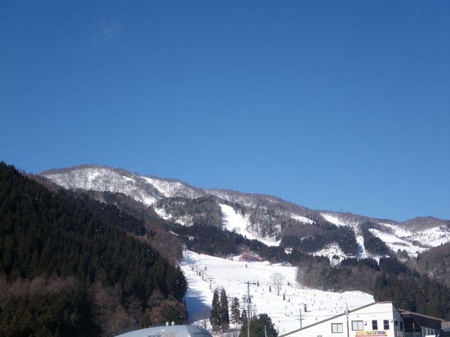 恒例となっていた12月30日の宴会に日程を合わせつつ、岐阜県のめいほうスキー場にて12月29日滑走。<br />メンバーは友人Ｓ、友人Ｄに加えてボード初心者（3回目？）の友人Ｕを加えた4人。<br /><br />登山ならお任せの友人Ｕもボードとなると勝手が違うようで、転んでは挫け、転んでは消耗し、ついにはまともに着いてこれなくなってしまった。<br />天候もよく、気温も山頂で-4℃と締まった雪でコンディションは悪くないだけに、本数をこなせなかったのは残念。<br />ちなみに、滑走後に訪れた明宝温泉は激混み、洗い場の順番待ちで15分程度と、絵的にかなり恥ずかしい状況だった。<br /><br />そして年初、友人Ｓと滑り初めとして選んだのは鷲ヶ岳スキー場。<br />前日夜中に帰省から戻ってきたため、ゆっくり出発し午後〜ナイターにて滑走した。かなりの本数をこなし、最後はパトロールしかいないくらい滑り続けた充実した滑り初めだった。