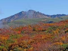 2010.10由利本荘・矢島・鳥海山旅行9-鉾立展望台からのすばらしい紅葉，鳥海山