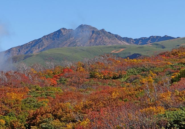 2010.10由利本荘・矢島・鳥海山旅行9-鉾立展望台からのすばらしい紅葉，鳥海山