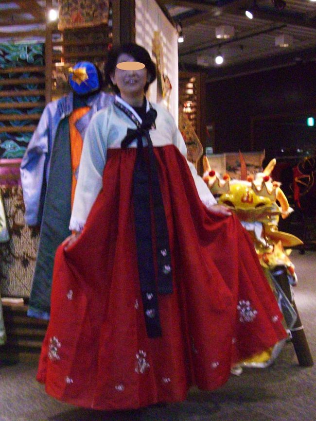 ご訪問をありがとうございます。<br /><br />生まれて初めてチマチョゴリを着ました♪<br />踊り出したくなるくらい、とってもカワイイ衣装でした。<br />体型もカバーしてくれるし、ゆったりとして着やすかったです。<br />着付けも日本の着物ほど難しくないし、一着欲しいな〜。<br />そう言えば大阪の鶴橋に売っていたっけ。<br />でも、いつ着るの？<br /><br />チマチョゴリを試着したのは、九州国立博物館。<br />博物館の展示品やお隣の太宰府天満宮はそっちのけで、体験型展示室「あじっぱ」に夢中になりました。