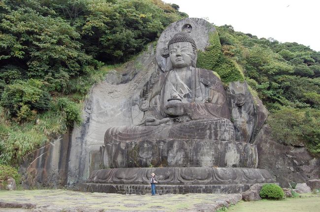 鋸山は昔から何度も見ていた。<br />しかしながら、登ったことは無かった。<br /><br />今日はなんとか晴れたので、鋸山に行ってみることにした。<br />横浜の自宅から、車で行くと１時間半かからない。アクアラインも８００円と安いし、これからは千葉を少し開拓してみる。（ゴルフでは随分と行っているのだが）<br /><br />鋸山の日本寺は、まさに山の斜面１０万坪に点在して、急な階段を随分と登ることに成った。<br />頂上からの景観は絶景で、東京湾、富士山を眺望することが出来た。<br /><br />帰りには海の幸も食し満足な旅だった。