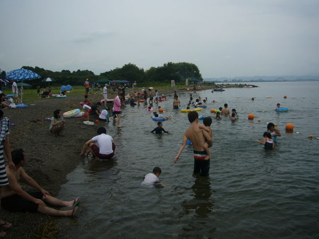 毎年恒例の家族旅行　<br /><br />子供達を海に連れて行こうかとも考えましたが、今年は琵琶湖に決定！<br />高速道路も空いていてあっという間に到着。<br />こんなに近いなら毎年来てもいいな～って思いました＾＾<br /><br />道の駅でお昼ご飯を購入しいざ琵琶湖へ<br />所々で泳いでるグループがいましたがちゃんとした水泳場がいいと思い<br />南浜水泳場にしました。ファミリーで来ている人ばかりで<br />すっかり溶け込み水遊びを楽しめました＾＾