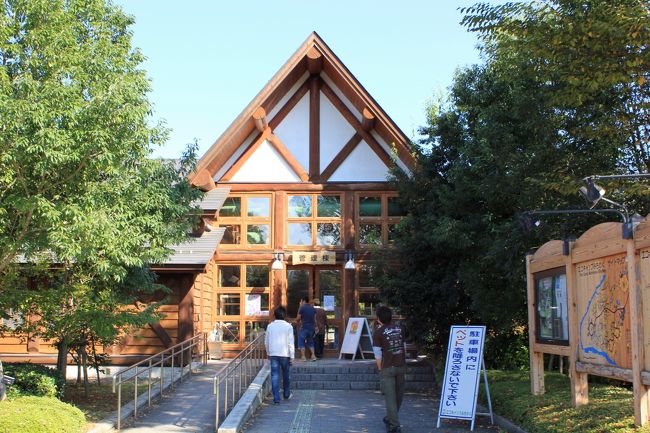 長すぎる夏が終わってようやく秋らしくなってきた山形ですが、つい先日は雪が降ったりなんだりで結構冷え込んできてる今日この頃です。<br /><br />QTの友達2人が前からキャンプに行ってみたいとのことで、今回初めて一緒にキャンプに行ってきてみました。<br /><br />3人の予定が合うのがどうしてもこの10月23日と24日の2日間しかなく、本来なら2泊したいところでしたがそれは次回ということで、軽い気持ちで行ってきました。<br /><br />1泊2日なので近場でということで探したのが、お隣宮城県の釜房ダムの所にある「エコキャンプみちのく」です。<br /><br />ネットで検索すると意外と広めで電源もあり、温泉もあるとのことだったので即決。<br /><br />山形から近い所だったらここが一番良いんじゃないでしょうかね。<br /><br />まあ、やっぱり岩手のモビリアにはかないませんが。