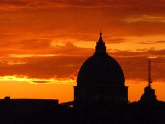 ローマ　空中散歩１　夕日に浮かぶサンピエトロ　 カンポ・デ・フィオリのホテル屋上から
