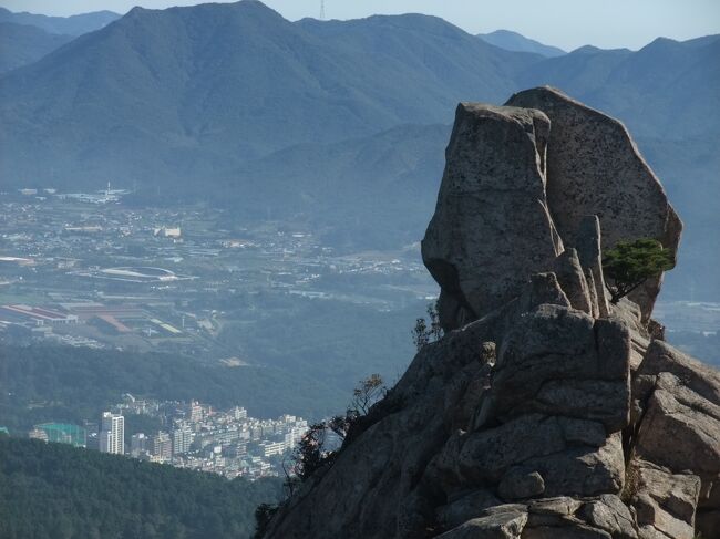 今回は船旅を楽しみながら海外旅行ということで博多からカメリアラインを利用しての釜山旅行です。<br />３連休であることと移動時間が大きいことで滞在はたったの１日。今までで一番短い時間の海外旅行となりましたがわりと充実していて無駄なく遊ぶことができた気がしました。<br /><br />１日目<br />１９時頃に行動開始<br />西面→チャガルチ市場→国際市場（コモドホテル宿泊）<br /><br />２日目<br />温泉場→金井山城（東門→北門→梵魚寺（ポモサ））→虚心庁（チムジルバン）→買い物（ＴＥＳＣＯ→ロッテデパート）→釜山港（１９時頃）<br /><br />写真は金井山城からの眺めです。万里の長城みたいな城郭がとても立派で奇岩もたくさん見られるし景色も最高なのでお勧めです。<br />私は軽いハイキングのような気分でなめて挑んだのですが、結構ハードな道のりで苦戦しましたので、しっかりと装備を整えて挑んだ方が良いと思いました。