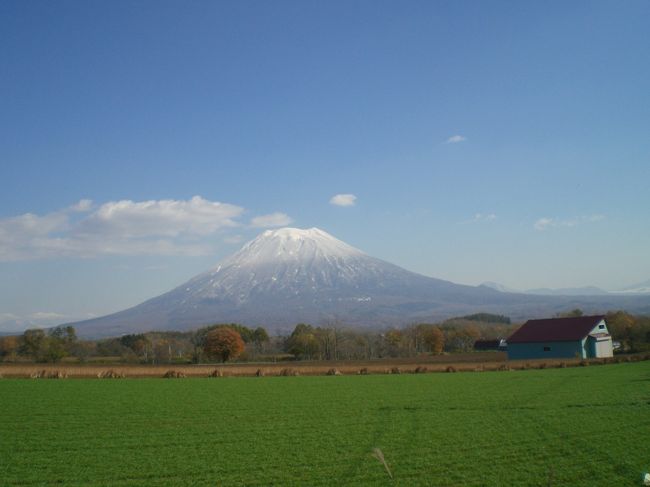 母と二人で紅葉の北海道、ニセコへ行って来ました。<br />伊丹空港から新千歳空港まで約１時間４０分のフライト。<br />空港からレンタカーを利用して支笏湖を経由してニセコまでのんびりドライブを楽しみました。<br />2日前に雪が降ったので、紅葉と雪景色の両方が見れました。<br />道路は一般道でもしっかり整備されていて、心配なくドライブできました。<br />ホテルはヒルトンニセコビレッジに二泊し、露天風呂と賭け流しの温泉を堪能しました。