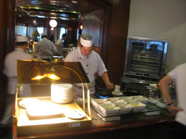 一日の活力は朝ごはんって、食糧庁が行ってたような気がします。海外旅行の楽しみのひとつはグルメ、私の密やかな楽しみはホテルの朝バイキング、おっと失礼!、最近では朝ビュッフェっていうんですね。近くのココスで知りました。すたみな太郎で育ったのでいまいちピンと来ませんが、いいですビュフェで。そのビュッフェ、美味しくないとテンション下がりますね。地元のおいしい料理があるとテンション激上がりですよね。美味しくとも、地元ご飯がないと悲しくなりますよね。そんなこんなで、グルメ批評をします。参考にしていただけたら嬉しい限りです。