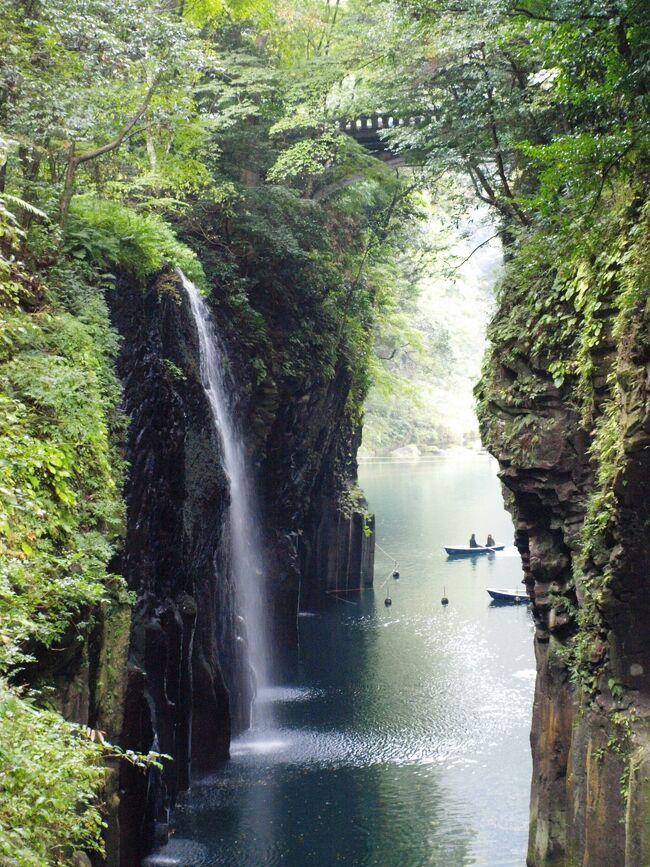 高千穂峡徒歩で散策、最後は貸しボートに乗って真名井の瀧を水面から撮影、楽しいひと時を過ごしました。