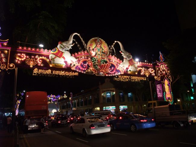 毎年10月から11月頃にインドの祝日　Deepavali(Dee-pavaliとpaの部分を強く発音する）・光の祭典があります。Diwaliとも言う。<br />今年2010年は11月5日。<br />そしてリトルインディアのあるSerangoon Roadはライトアップされるのが有名です。Deepavali はヒンズー教にとってのお正月。洋服を新しくしたり友人や親戚と集まって祝うらしい。<br /><br />私が住んでいるコンドはインド人が多く、気がつくと玄関前に綺麗な絵などがロウソク（本来はオイルランプのようだがロウソクで代用？）と共にDeepavali前夜に点されるようです。