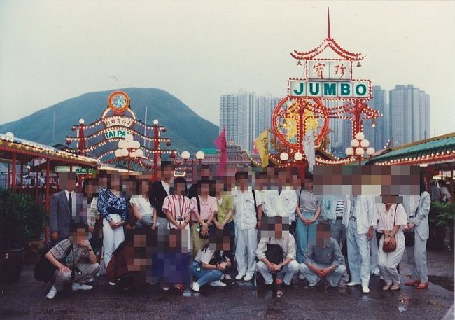 個人手配の海外1人旅とか、マニアックな国内の旅を好む私ですが、<br /><br />20年以上前は、柄にもなく団体旅行や出張で海外に行くこともありました。<br /><br />今回は、初めての香港の旅をご紹介します。<br /><br />1988年5月、ある企業の出張旅行で訪問しました。<br /><br /><br />≪全行程≫<br /><br />１日目：午前、大阪→香港　　　　[日本航空]<br />　　　　午後、香港島観光。<br />２日目：終日、マカオへ。<br />３日目：終日、九龍半島観光。<br />４日目：午後、香港→大阪　　　　［日本航空］<br /><br /><br />★80年代の海外シリーズ<br /><br />シンガポール(1983）<br />http://4travel.jp/traveler/satorumo/album/10530523/<br />イギリス（1983）<br />http://4travel.jp/traveler/satorumo/album/10530525/<br />アメリカ（1983）<br />http://4travel.jp/traveler/satorumo/album/10530545/<br />http://4travel.jp/traveler/satorumo/album/10538538/<br />http://4travel.jp/traveler/satorumo/album/10539748/<br />メキシコ（1983）<br />http://4travel.jp/traveler/satorumo/album/10537936/<br />カナダ（1983）<br />http://4travel.jp/traveler/satorumo/album/10539348/<br />http://4travel.jp/traveler/satorumo/album/10539741/<br />ドイツ（1983）<br />http://4travel.jp/traveler/satorumo/album/10539753/<br />オランダ（1983）<br />http://4travel.jp/traveler/satorumo/album/10539771/<br />フィンランド（1983）<br />http://4travel.jp/traveler/satorumo/album/10539775/<br />スウェーデン（1983）<br />http://4travel.jp/traveler/satorumo/album/10542172/<br />ノルウェー（1983）<br />http://4travel.jp/traveler/satorumo/album/10542694/<br />デンマーク（1983）<br />http://4travel.jp/traveler/satorumo/album/10543453/<br />ベルギー（1983）<br />http://4travel.jp/traveler/satorumo/album/10544148/<br />イタリア（1983）<br />http://4travel.jp/traveler/satorumo/album/10545191/<br />http://4travel.jp/traveler/satorumo/album/10545295/<br />http://4travel.jp/traveler/satorumo/album/10549580/<br />スイス（1983）<br />http://4travel.jp/traveler/satorumo/album/10546955/<br />http://4travel.jp/traveler/satorumo/album/10548850/<br />フランス（1983）<br />http://4travel.jp/traveler/satorumo/album/10547322/<br />モナコ（1983）<br />http://4travel.jp/traveler/satorumo/album/10548150/<br />バチカン（1983）<br />http://4travel.jp/traveler/satorumo/album/10549080/<br />オランダ（1986）<br />http://4travel.jp/traveler/satorumo/album/10522388/<br />ベルギー（1986）<br />http://4travel.jp/traveler/satorumo/album/10522414/<br />ポルトガル（1986）<br />http://4travel.jp/traveler/satorumo/album/10522959/<br />スペイン（1986）<br />http://4travel.jp/traveler/satorumo/album/10523410/<br />http://4travel.jp/traveler/satorumo/album/10524340/<br />モロッコ（1986）<br />http://4travel.jp/traveler/satorumo/album/10523819/<br />リヒテンシュタイン（1986）<br />http://4travel.jp/traveler/satorumo/album/10524581/<br />ギリシャ（1986）<br />http://4travel.jp/traveler/satorumo/album/10525568/<br />トルコ（1986）<br />http://4travel.jp/traveler/satorumo/album/10525821/<br />シンガポール（1986）<br />http://4travel.jp/traveler/satorumo/album/10526026/<br />グアム（1986）<br />http://4travel.jp/traveler/satorumo/album/10516485/<br />香港（1986）<br />http://4travel.jp/traveler/satorumo/album/10517427/<br /><br />