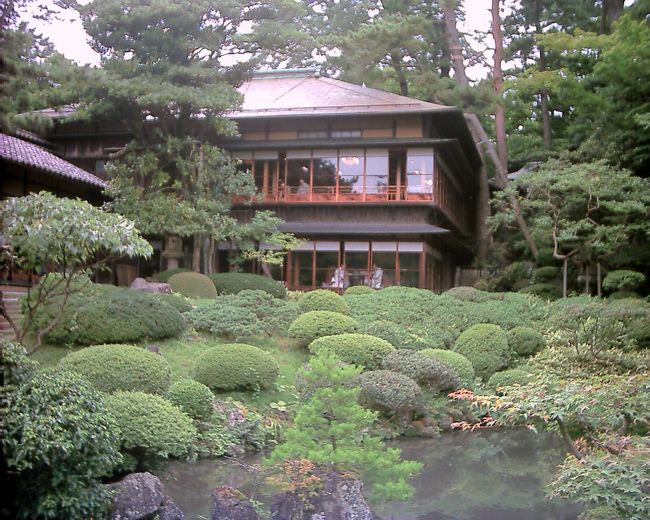 　酒田にある本間美術館は、戦後、いち早く昭和22年（1947年）に、全国に先駆けて開館した。酒田の豪商・本間家に伝わる庄内藩酒井家・米沢藩上杉家など東北諸藩からの拝領品を中心に展示活動を始めた。今では、書や絵画、美術工芸品を中心としたコレクションを展示する美術館であり、近世の古美術から現代芸術まで企画展している。6000坪の敷地内に建つ本間家旧別荘の本館は、「清遠閣」と呼ばれ、戦前は酒田の迎賓館として利用されていた。この本間美術館本館の他に、新館も建っており、現代芸術などの展示に用いられている。現在、「幕末・明治の書− 西郷隆盛を中心に −」を開催中（2010年10月28日(木)〜11月23日(火)）である。<br />　本館の庭園は廻遊式庭園で「鶴舞園」とよばれる。池の周囲を散策しながら景観の変化を楽しむことができる。<br />　「ミシュラン・グリーンガイド・ジャポン」で、鶴舞園（庭園）が★★、清遠閣（本館）が★の評価になっているそうだ。<br />（表紙写真は本間美術館「清遠閣」）<br />