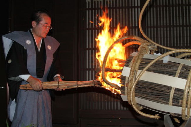 テレビでは何度も「鞍馬の火祭り」を見ましたが、実際の火祭りを見たくて今年は京都に行きました。<br />市内では「時代祭り」が開催され、夜には「鞍馬の火祭り」と忙しい１日ですが、実際の火祭りは昼間の準備から夜半まで続く祭事に鞍馬の地域と歴史の流れを十分味わうことが出来ました。<br />午後３時半、出町柳発ー鞍馬駅（叡山電鉄）＝往復￥８００．出町柳のホームは大変な混雑でホームは一日中大変な賑わいです。<br />最終電車は臨時電車が鞍馬発２４：２０。昼間の情景と変わり、松明に火がともると一気に祭りが盛り上がります。<br />午後６時からは由岐神社周辺は立ち止まっての観覧は出来ず。狭い鞍馬街道をギャラリーは回遊を強いられます。<br />午後９時頃、各家々の松明が由岐神社石段下に２００本ほど集まり最高潮を迎えます。<br />その後も各家々の前では薪を絶やさずかがり火が焚かれ、御輿を迎えます。この頃になるとギャラリーの数も次第に減り、趣のある鞍馬の町を味わうことが出来ました。