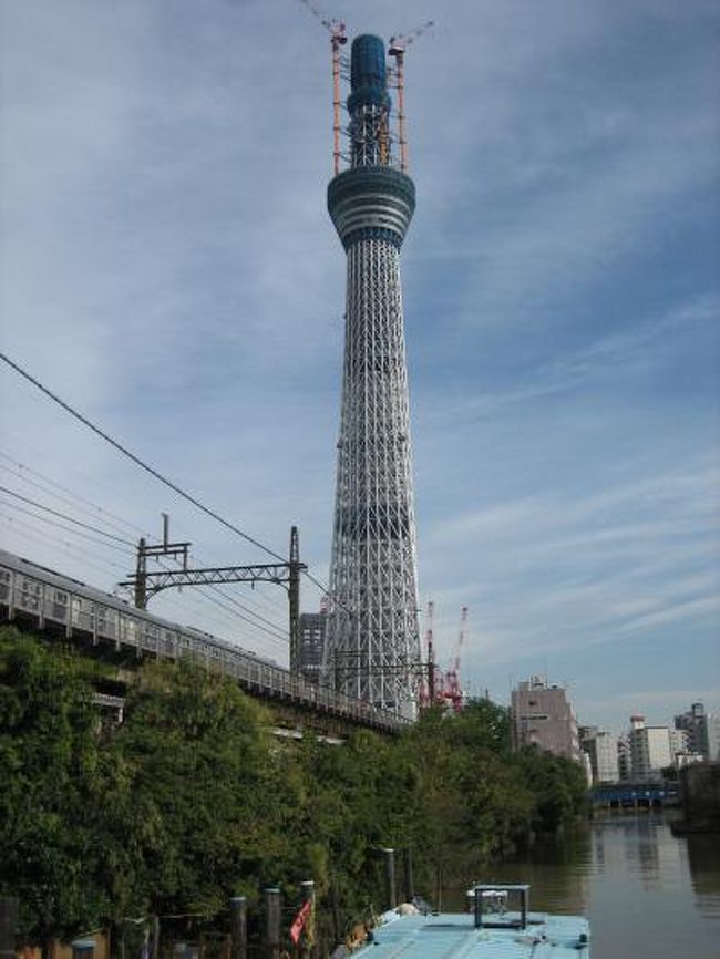 東京スカイツリーを見える場所を探しながら、隅田川七福神めぐりする。<br /><br />東京メトロ押上駅<br />東京スカイツリー<br />三囲神社（大黒神、恵比寿神）<br />弘福寺（布袋尊）<br />長命寺（弁財天）<br />白鬚神社（寿老人）<br />百花園（福禄寿尊）<br />多聞寺（毘沙門天）<br />東武鐘ケ淵駅<br /><br />表紙の写真は源森橋より東京スカイツリーを望む。<br />北十間川にはいくつもの屋形船が停泊しています。