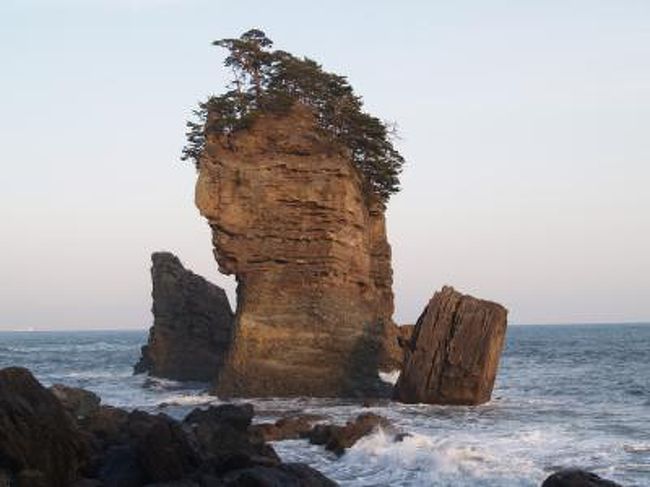 　三王岩は高さ50メートルを越す男岩と浸食の進んだ女岩、太鼓の形をした太鼓岩の3つの岩からなる。男岩には直径2メートルほどの海蝕洞があり、この穴をくぐると幸せになれるという言い伝えがある。<br />　三陸鉄道北リアス線田老（たろう）駅に降り立ち、駅前のタクシー営業所で風光明媚な所がないか聞くと三王岩があるという。タクシーで浜に向かうと水門があり、町を高い防潮堤が取り囲んでいる。浜に出る道路にある水門は、津波の時には閉じて町を守るのだ。宮古市田老町（たろうちょう）はリアス式海岸の湾の奥に位置し、幾度も津波の被害を受けているため、高さ10m、総延長2.5kmにも及ぶ防潮堤を建設しているのだ。三陸海岸は深いリアス式海岸になっているために、地球の裏側で地震が起きても津波が襲ってくることがあった。Tsunamiが世界の共通語になったのはここ三陸海岸の津波の被害があったからであろう。この防潮堤を見ると、リアス式海岸が風光明媚な海岸線を作り出しているなどと流暢なことばかりは言ってはいられない。まずはこの地に暮す人々の生命・財産を守らなければならないことを知った。<br />（表紙写真は田老町三王岩）