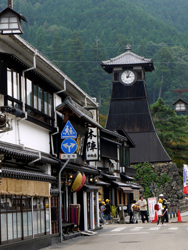 福岡の友人から旅行に誘われてまたもや北陸へ行ってきました。<br />博多駅から新幹線利用の旅です。<br /><br />1日目　但馬の小京都出石を散策し、城崎温泉に泊ります。<br /><br />写真は兵庫県豊岡の出石の辰鼓櫓<br />