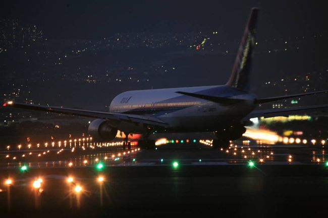 飛ぶものを撮りに大阪方面へ<br /><br />初日は、伊丹空港周辺で飛行機を<br />うわさには聞いていたが、目の前に迫る大迫力の飛行機たち<br />興奮！！！<br />