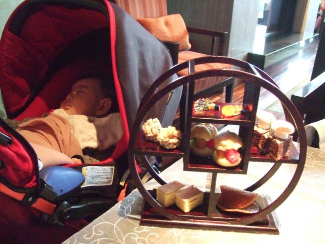 Baby Leo : 3ヶ月と9日<br /><br />日本橋 マンダリンオリエンタル東京 38F ラウンジにて子連れアフタヌーンティー。<br />12:00 - 17:30<br />アフタヌーンティー(開業5周年記念特別メニュー) \3,800-<br /><br />妊娠中に訪れた時と同じ、5周年記念メニューですが、<br />内容が少しだけ違っていました。<br /><br />Baby Leo ホテルアフタヌーンティーデビューは、母のアフタヌーンティーめぐり第一弾のマンダリンにて。<br />電話予約時、赤ちゃん連れの旨伝えると、入り口に近い席を用意してくれました。<br />ソファ席で、大人二人とベビーカーには広すぎるほどのスペース。<br />3〜4組のママ&ベビーグループでもちょうどいいかもしれません。<br />すぐ近くのソファ席にも、もう一組の親子連れが。<br />ベビーは1歳くらいの女の子だったかな?<br />こちらもおとなしく、良い子でした。<br /><br />※子連れ、赤ちゃん連れのホテルアフタヌーンティーでは、スタッフの皆さんも配慮してくださいますが、<br />一緒にいる保護者、同伴者が、他のお客様に迷惑にならないよう、常に気をつける必要があります。<br />万一、子供や赤ちゃんが騒いでしまったら、最悪、飲食をあきらめて退店する覚悟で利用しましょう。<br />また、騒いだりしないだけの躾や事前準備(授乳を済ませておく、音の出ないおもちゃを用意するなど)も重要です。<br />以上、ご理解のうえ旅行記をご覧ください。