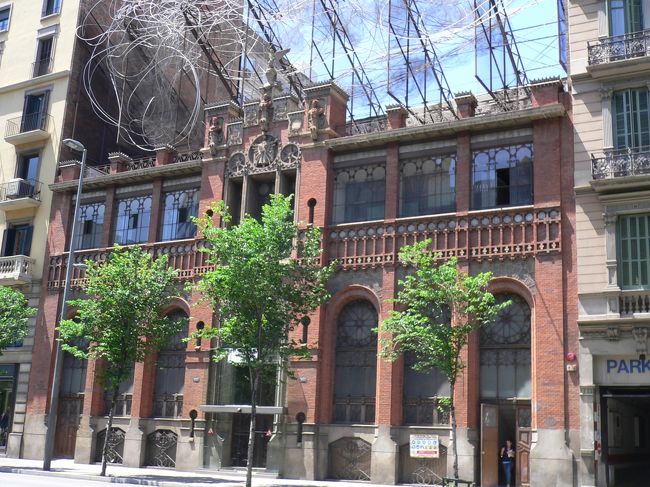 カサ・バトリョのすぐ側にタピアス美術館があります（アラゴン通り）。<br /><br />ガウディのライバル、ルィス・デュメネク・イ・ムンタネーはこの出版社を造りました。<br /><br />出版社が倒産した後、建物が改装されて、バルセロナ出身のアントニー・タピアス美術館になりました。<br /><br />屋上には、雲と椅子。<br /><br />https://fundaciotapies.org/<br />