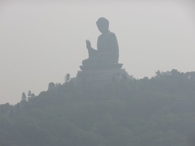 東涌駅から、ランタオ島の巨大な天壇大仏や若心経のお経が書いてあるスポットのある寶蓮禅寺(ポーリン寺)まで、ランタオ・トレイルのハイキングコース<br />で歩いて登りました。