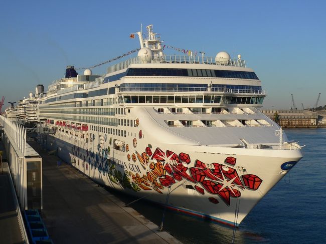 バルセロナの港は、地中海のもっとも大きな港の一つです。<br /><br />現在、バルセロナは地中海クルーズでとてもはやっています。<br /><br />客船が大きい！<br /><br />https://www.catalunya-kankou.com/blog/mediterranean-cruise-barcelona-port.php