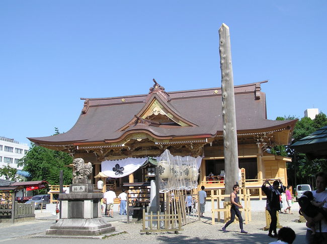 新潟県新発田市諏訪町に鎮座する諏訪神社は新発田総鎮守として新発田藩主の溝口氏に篤く崇敬されてきた。創建は大化4年(648年)と伝えられる。祭神は「建御名方命(主神)」、「八阪刀売命(配神)」と新発田藩祖「溝口秀勝(相殿神)」で、神社拝殿には「諏訪神社」と「溝口大祖神」の掲額が掛かる。 当時、大和朝廷により渟足柵や磐舟柵が置かれた際、柵戸として信濃国から移住した人々が、現在の諏訪大社より分霊を勧請したのが起源とされる。日本の最北に越後国を設ける際に、中、上越の民と信濃の民を下越に移住させたとされる。そのため、古社には信州の神が多くある。信州を流れる千曲川が越後に入ると信濃川となることは誰でも知っている。信州から来た民が故郷を偲んで名付けたと考えれば合点がいく。 2001年、江戸時代(宝暦6年(1756年))に建造された社殿が焼失したが、市民の寄付などにより2004年に再建された。それがあり、2004年、諏訪大社の秋宮一之御柱が新発田諏訪神社に寄贈された。 毎年8月末に行われる例祭では、新発田台輪の勇壮さで知られる。しかし、新発田台輪には県北の祭、村上大祭、瀬波大祭、岩船大祭のしゃぎり屋台(山車)ほどの豪華さはない。村上大祭の仁輪加(にわか)屋台といったところか。村上藩が大藩(9〜15万石)であった頃に始められた祭りと5〜6万石の城下の祭りの違いであろう。(表紙写真は新発田諏訪神社拝殿)