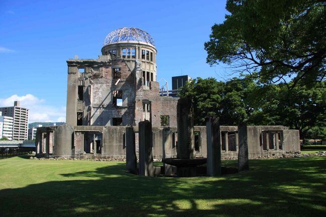 今日は広島市内の戦跡を回ります。<br /><br />まずは、原爆ドーム。世界遺産です。広島県産業奨励館でした。<br /><br />それから、平和記念公園に向かいます。<br />原爆死没者慰霊碑で手を合わせます。<br />すると、埴輪の家の中に原爆ドームが見えます。<br />このように造ったのですね。<br />それから、広島平和記念資料館に行きます。<br />重要文化財に指定されているそうです。びっくりしました。<br />東館、本館の常設展示を見学。また、地下での企画展を見学。<br />建物疎開について勉強になりました。<br />ただ、企画展には人がほとんどいませんでした。<br />それから、国立広島原爆死没者追悼平和祈念館に入ってみます。<br />原爆で亡くなった方のお墓のような場所でした。<br />それから、爆心地の島病院へ。モニュメントがありました。<br /><br />それから、広島城へ向かいます。<br />途中、明治天皇御用井の跡がありました。<br />また、地下道の壁に、広島城の暗渠の遺構が現れていました。<br />広島城の内堀には、ここにつながるところを見ることができます。<br />広島城内に入り、廣島護国神社の横に中国軍管区司令部があります。ただし、入れません。<br />また、本丸には、日清戦争時代の大本営跡があります。<br />天守では、１００名城のスタンプをゲットして<br />企画展「広島城壊滅！」を見ます。<br /><br />それから、広島大学医学部医学資料館へ。<br />広島陸軍兵器支廠を移築、復元した建物です。<br />日曜は休館日で中には入れません。<br /><br />それから、広島市郷土資料館へ。<br />広島陸軍糧秣支廠の建物でした。<br />向かいのカルビーの工場内にも、当時の建物がありましたが<br />更地になっていました。<br /><br />それから、広島陸軍糧秣支廠海岸倉庫のモニュメントと<br />宇品駅プラットホームのモニュメントを見学します。<br /><br />それから、車でうろうろしていると、いつの間にか<br />元宇品に行く羽目に。<br />すると、高射砲陣地の看板があり、行ってみる。<br />なにやら、コンクリートの台座が１つと、コンクリートの<br />基礎らしきものしかありませんでした。<br /><br />それから、宇品中央公園へ。 <br />陸軍運輸部船舶司令部、宇品凱旋館、明治天皇御駐蹕等の<br />石碑がありました。<br /><br />それから、宇品波止場公園へ。<br />宇品陸軍桟橋でした。<br />前日の水害で、木屑で一杯になっていて、悪臭が<br />漂っていました。<br /><br />それから、広島陸軍被服支廠へ。<br />壊されるとの報道がありましたが、残っていました。<br />どうも、耐震工事をする予算が無いだけで<br />しばらくはこのままのようです。<br /><br />暑い中、大変な一日でした。