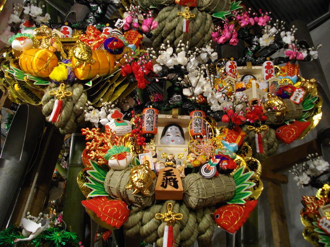 毎年恒例の浅草 鷲神社の酉の市へ行って参りました～<br /><br /><br />今回つくばエクスプレス浅草駅から三ノ輪方面へ国際通りをまっすぐ歩いて行きました<br />　　　　　徒歩約１０分です<br /><br />♪酉の市の開催日は大きな熊手を担いだ人が見えますので人の流れを頼りに行ってもたどりつけるかな～<br /><br />　●○大きな熊手を担ぐ姿って、粋な浅草の街に似合っていて好きです♪<br /><br />