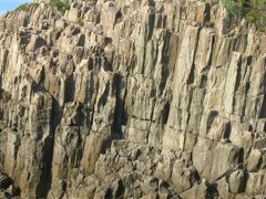 東尋坊-１　柱状節理の偉容　☆西日に輝く大岩壁＆日本海